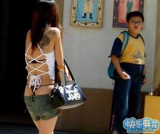 美女，你吓到小朋友了