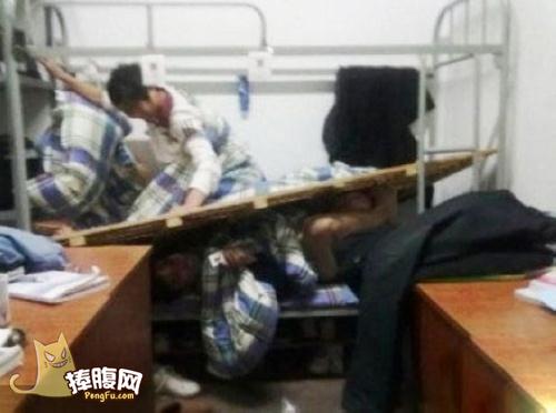 下铺那哥们悲剧了
