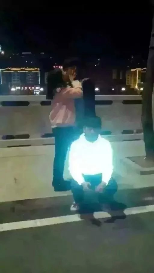 别叫他电灯泡，叫他夜空中最亮的星。