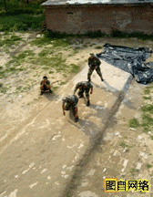 三位一体，徒手翻墙，好帅！