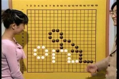虽然我对围棋一点都不懂，但也能看出来白棋很被动…很被动…