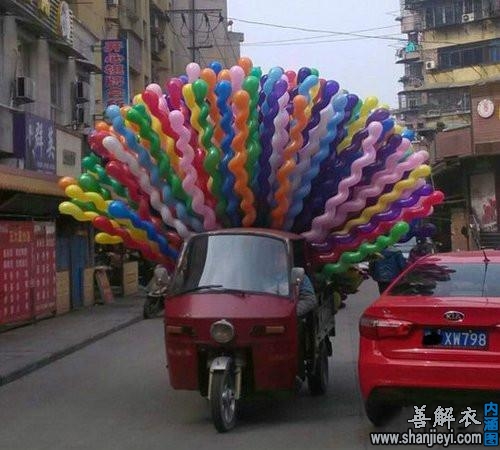 卖气球的大叔 好辛苦啊
