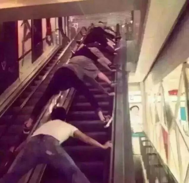 以后在商场只能这样上电梯了.......