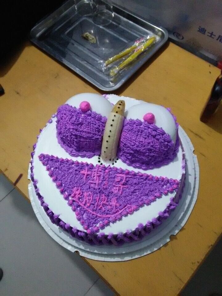 朋友生日的蛋糕  总感觉那里有点不对