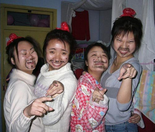 妹纸们这是闹哪样