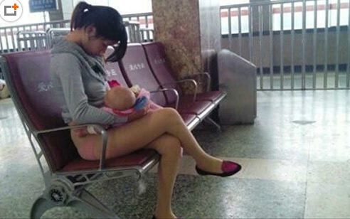 大姐喂孩子咱有必要脱裤子吗？