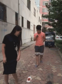 不给就算了，还打人....